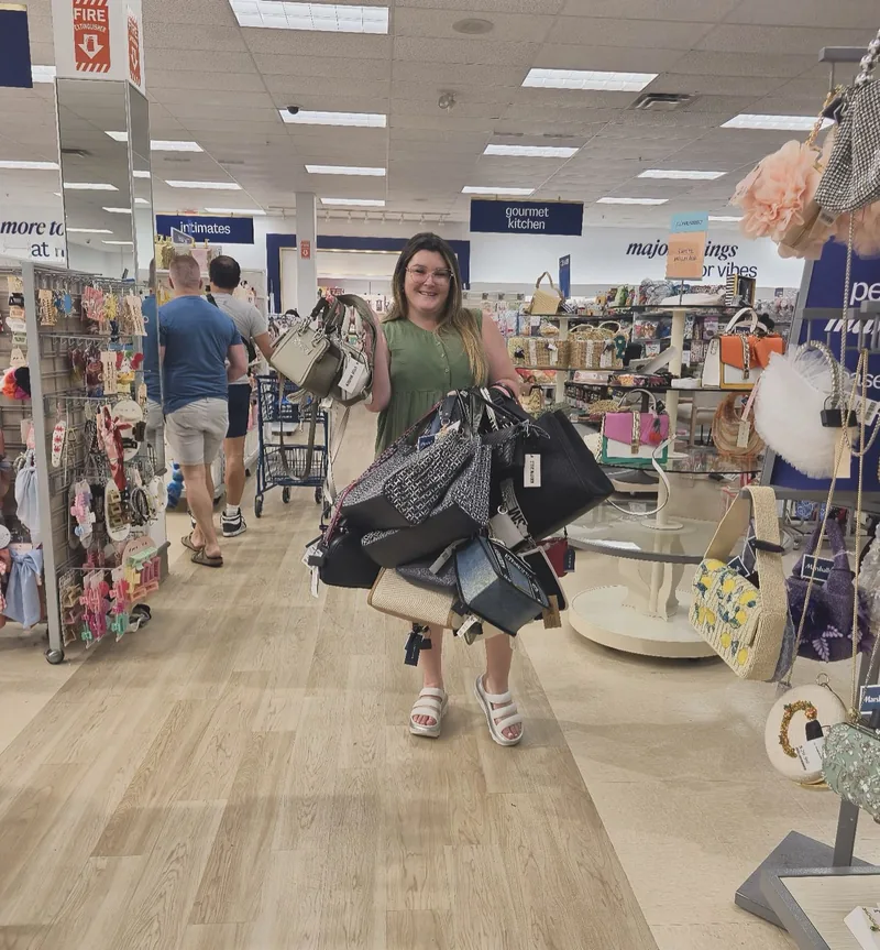 Colaboradora comprando dentro de una tienda en Estados Unidos